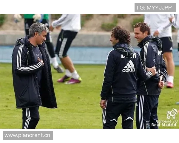 皇马留守8名一线队球员与卡斯蒂亚队员共同训练提升默契