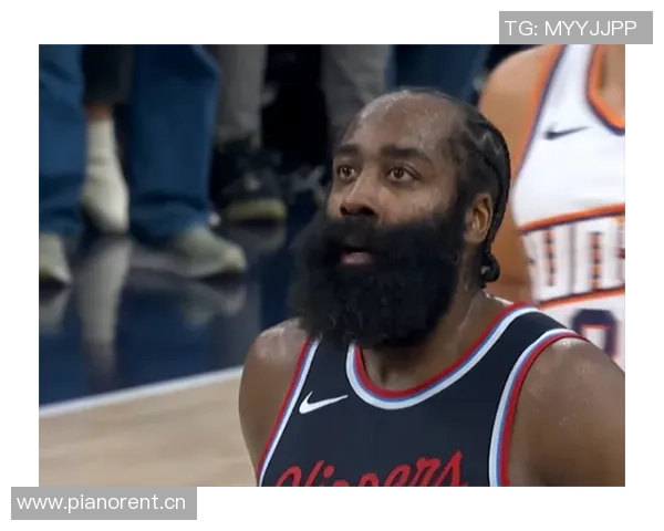 哈登三分球失误引发场下笑声马卡与弩机默契互动引发关注